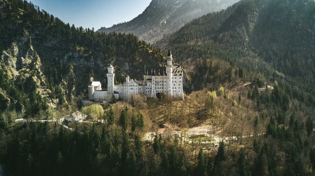 6 randomly chosen castles with stories in Europe