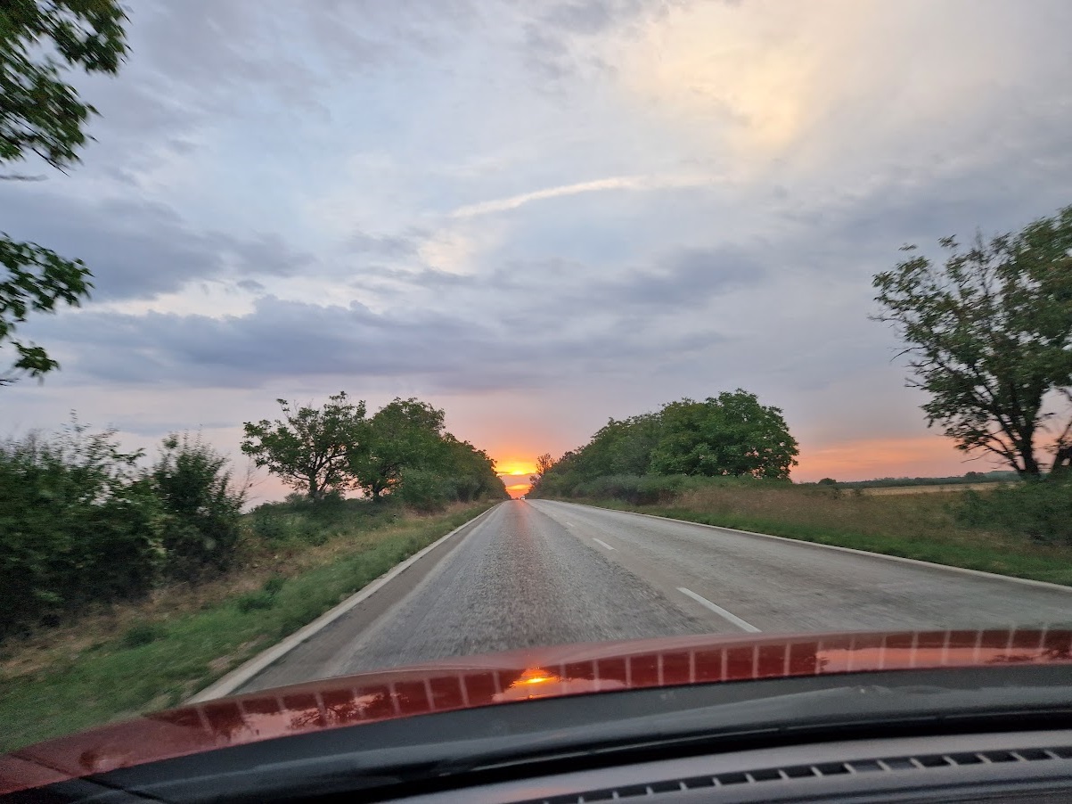 How to Stay Safe When Driving Long Distances on Unfamiliar Roads