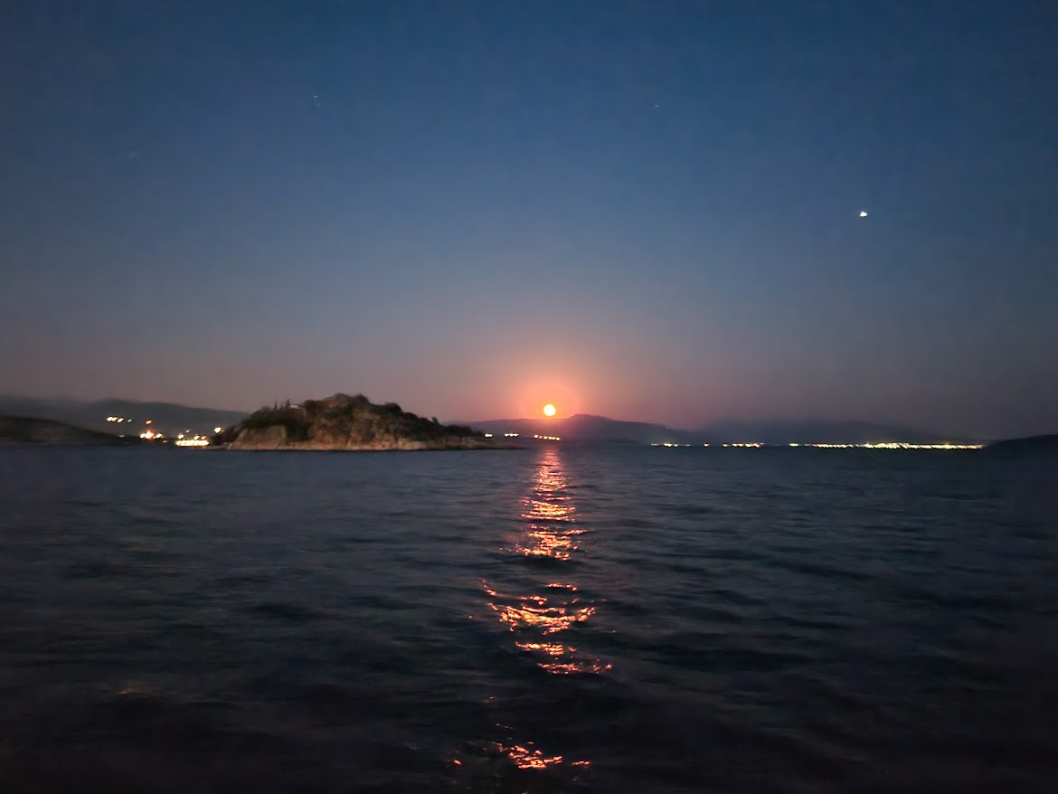 <strong>Night fishing in winter and summer</strong>